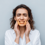 Lire la suite à propos de l’article Causes du bruxisme : stress, dopamine et facteurs multiples
