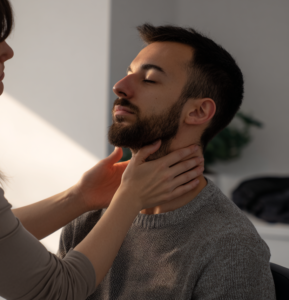 Lire la suite à propos de l’article Kinésithérapie bruxisme : le protocole musculaire qui soulage